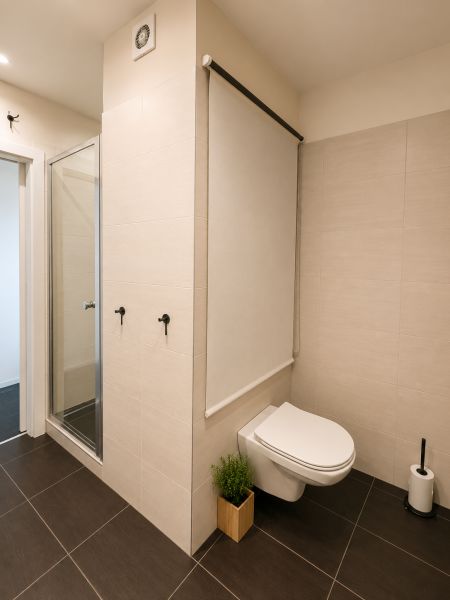 REZERVOVANÝ - Na predaj priestranný 2-izbový byt s balkónom, klímou... - Kúpeľňa v 2-izbovom byte s klasickým WC a sprchovým kútom.