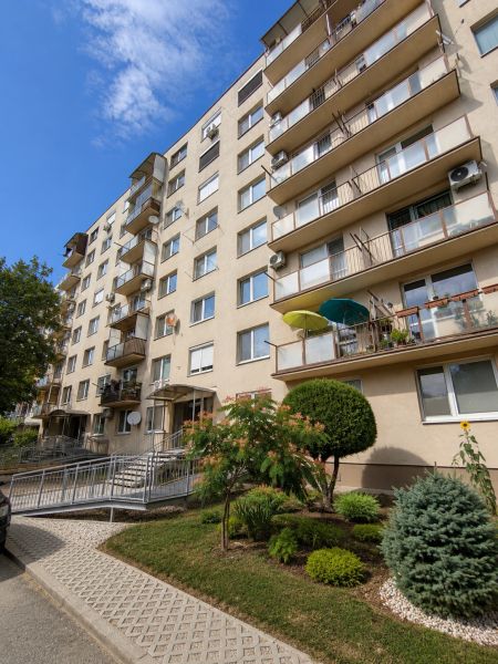 REZERVOVANÝ - Na predaj priestranný 2-izbový byt s balkónom, klímou... - Bytový dom so siedmimi poschodiami a balkónmi sa nachádza na ulici v Šali.