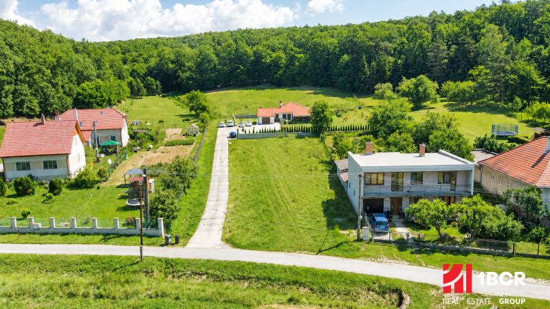 1.BCR | INVESTIČNÁ PRÍLEŽITOSŤ! SP,VÝMERA 1068 m², RD-CHATA, BREZOLUPY - Pozemky na bývanie v Brezolupoch, obklopené zeleňou a rodinnými domami so záhradami.