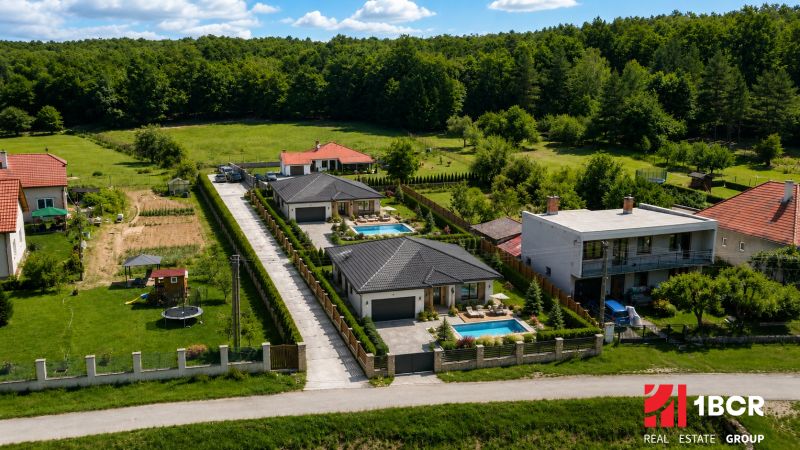 1.BCR | INVESTIČNÁ PRÍLEŽITOSŤ! SP,VÝMERA 1068 m², RD-CHATA, BREZOLUPY - Rodinné domy a bazény obklopené zeleňou v Pozemkoch - bývanie v Brezolupoch.