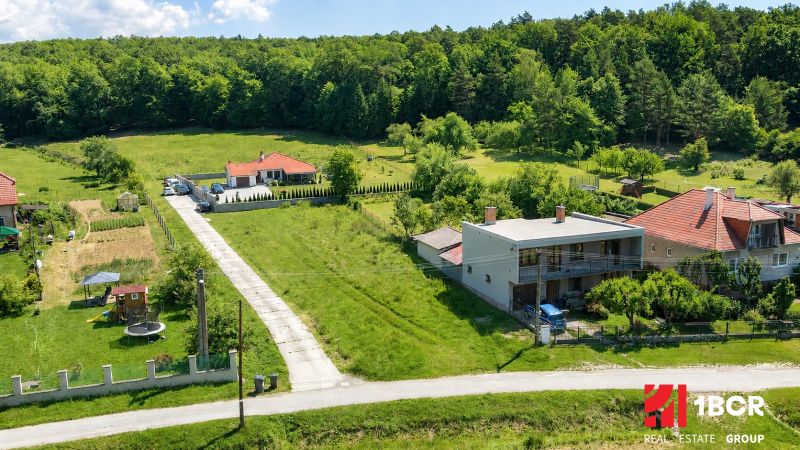 1.BCR | INVESTIČNÁ PRÍLEŽITOSŤ! SP,VÝMERA 1068 m², RD-CHATA, BREZOLUPY - Rodinné domy a záhrady obklopené zeleňou v lokalite Brezolupy, vhodné pre Pozemky - bývanie.