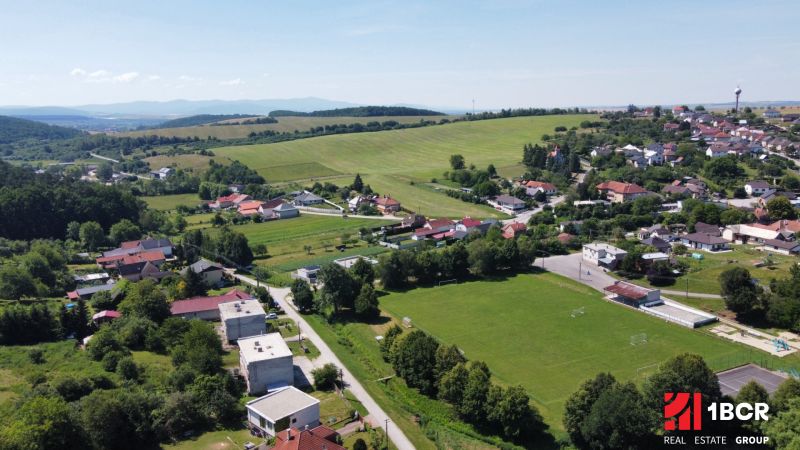 1.BCR | INVESTIČNÁ PRÍLEŽITOSŤ! SP,VÝMERA 1068 m², RD-CHATA, BREZOLUPY - Letecký pohľad na Brezolupy s obytnými domami a zelenými plochami na pozemky - bývanie.