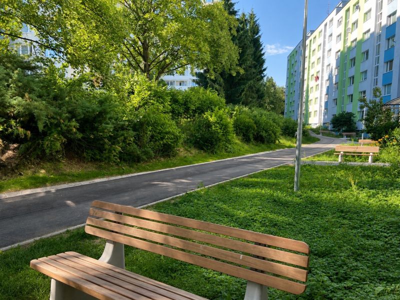 Na prenájom 3 izbový byt - Banská Bystrica, Starohorská ulica - Lavičky a zeleň pri chodníku na Starohorskej ulici v Banskej Bystrici.