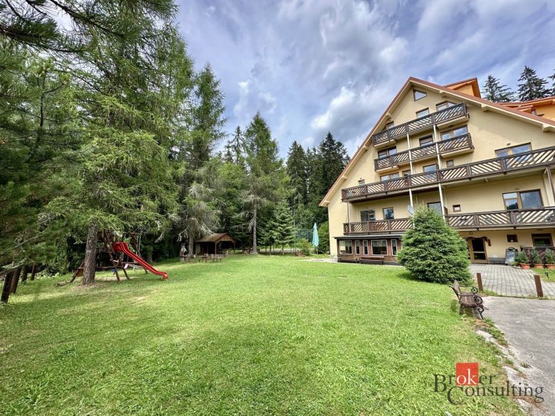 Útulný 3 izbový byt na Donovaloch - Apartmánový dom a detské ihrisko obklopené lesom v Donovaloch pri 3-izbovom byte.