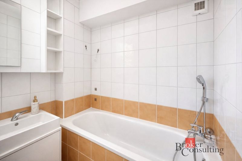 Útulný 3 izbový byt na Donovaloch - Kúpeľňa s vaňou, bielymi a béžovými obkladačkami v 3-izbovom byte.