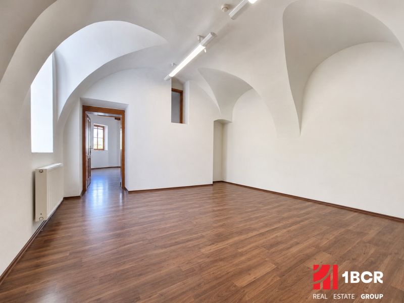 1.BCR | HNEĎ VOĽNÝ! KANCELÁRSKY PRIESTOR, 55,80 m², PEZINOK, CENTRUM - Kancelárie s podlahou s dreveným dekorom, oblúkovitými stropmi a svetlými stenami.