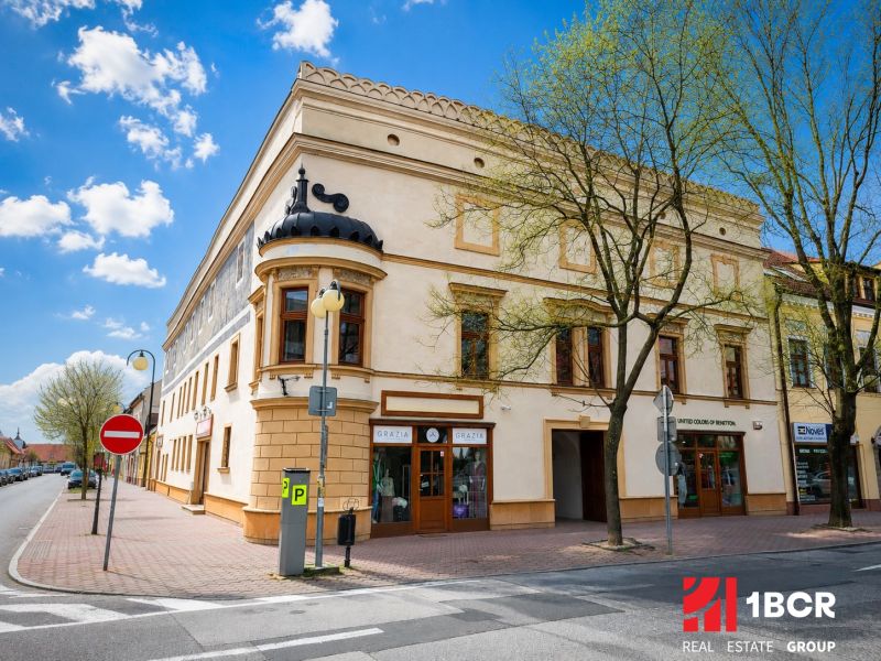 1.BCR | HNEĎ VOĽNÝ! KANCELÁRSKY PRIESTOR, 55,80 m², PEZINOK, CENTRUM - Historická budova s kanceláriami na Radničnom námestí v Pezinku obklopená stromami.