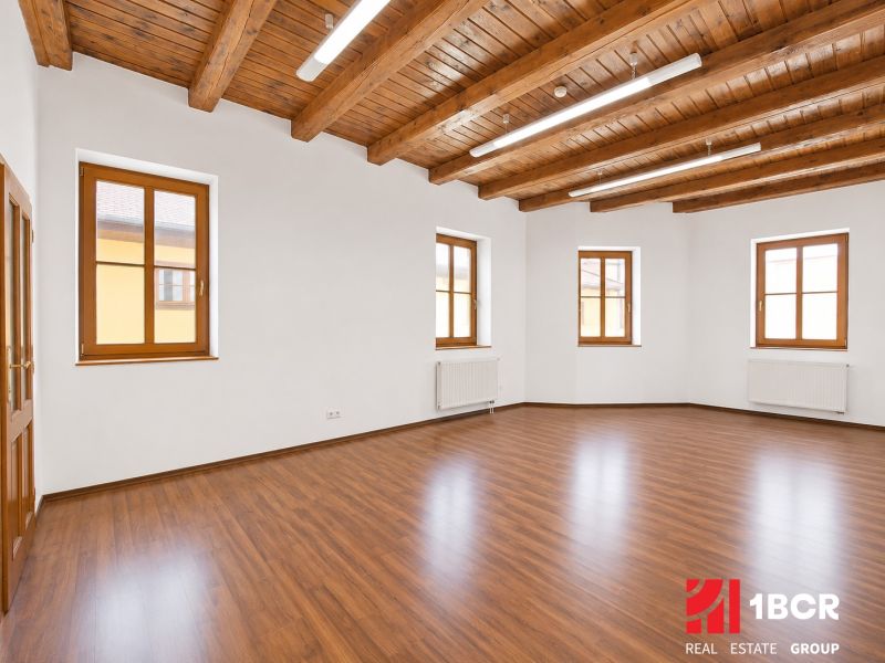 1.BCR | HNEĎ VOĽNÝ! KANCELÁRSKY PRIESTOR, 55,80 m², PEZINOK, CENTRUM - Kancelárie s podlahou s dreveným dekorom a dreveným stropom, svetlé miestnosti.