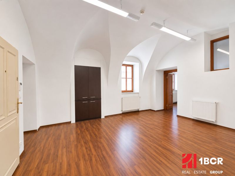 1.BCR | HNEĎ VOĽNÝ! KANCELÁRSKY PRIESTOR, 55,80 m², PEZINOK, CENTRUM - Kancelárie s oblúkovým stropom a podlahou s dreveným dekorom, vstavaná skriňa.