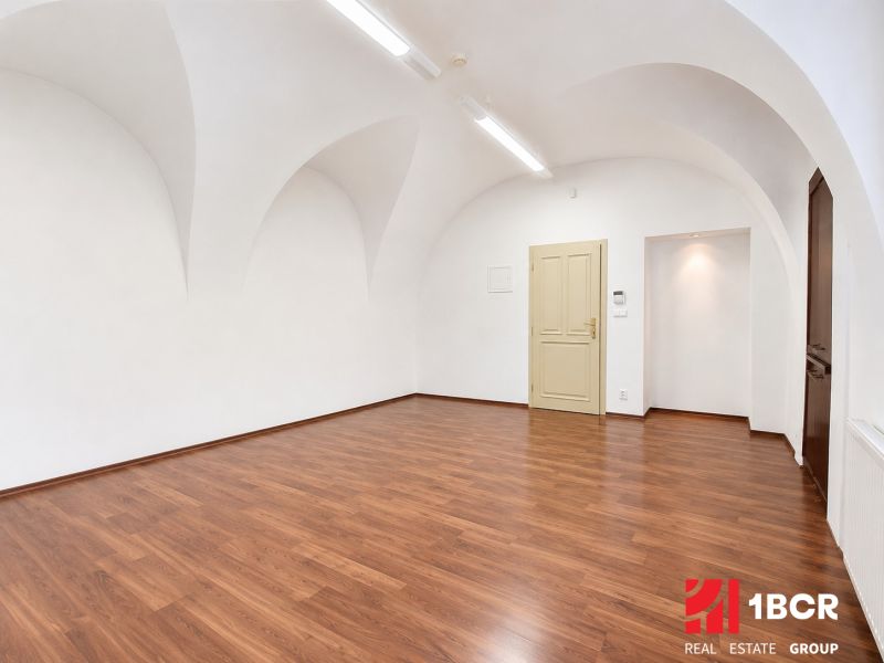 1.BCR | HNEĎ VOĽNÝ! KANCELÁRSKY PRIESTOR, 55,80 m², PEZINOK, CENTRUM - Kancelárie s podlahou s dreveným dekorom a bielymi oblúkovými stropmi.