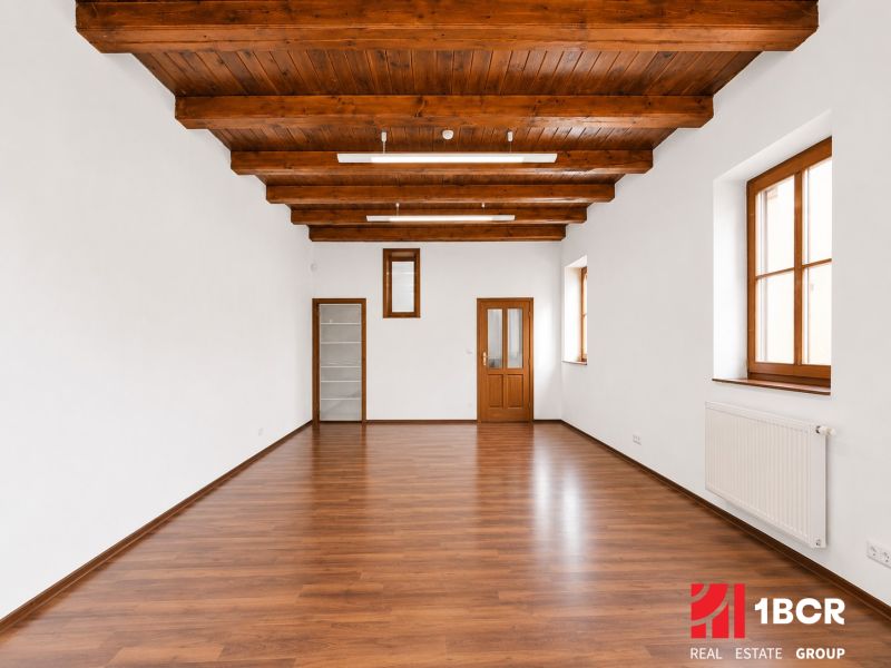 1.BCR | HNEĎ VOĽNÝ! KANCELÁRSKY PRIESTOR, 55,80 m², PEZINOK, CENTRUM - Priestranné kancelárie s dreveným stropom a podlahou s dreveným dekorom.