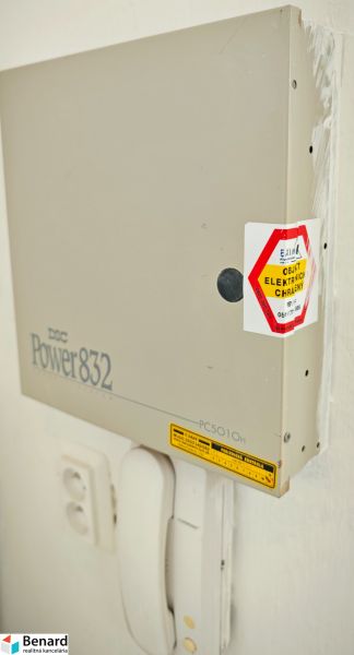 OBCHODNÝ PRIESTOR NA PRENÁJOM, 80 M2 - SABINOVSKÁ UL., PREŠOV - Bezpečnostný systém v obchodných priestoroch, zahŕňa intercom a elektrické zabezpečenie.