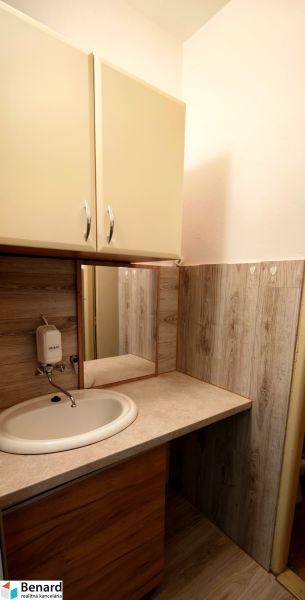OBCHODNÝ PRIESTOR NA PRENÁJOM, 80 M2 - SABINOVSKÁ UL., PREŠOV - Umývadlo s dreveným dekorom a zrkadlom v obchodných priestoroch.