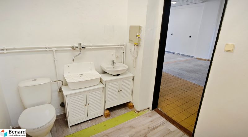 OBCHODNÝ PRIESTOR NA PRENÁJOM, 80 M2 - SABINOVSKÁ UL., PREŠOV - Toaleta a umývadlá v obchodných priestoroch s podlahou s dreveným dekorom.