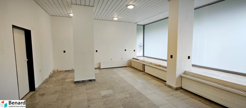 OBCHODNÝ PRIESTOR NA PRENÁJOM, 80 M2 - SABINOVSKÁ UL., PREŠOV - Obchodné priestory s veľkými oknami, svetlým interiérom a dlažbou na podlahe.