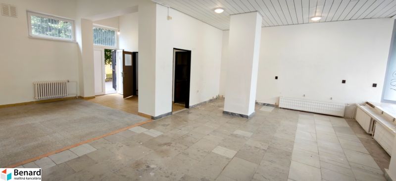 OBCHODNÝ PRIESTOR NA PRENÁJOM, 80 M2 - SABINOVSKÁ UL., PREŠOV - Otvorené obchodné priestory s presklennými dverami, podlaha s rôznymi materiálmi.