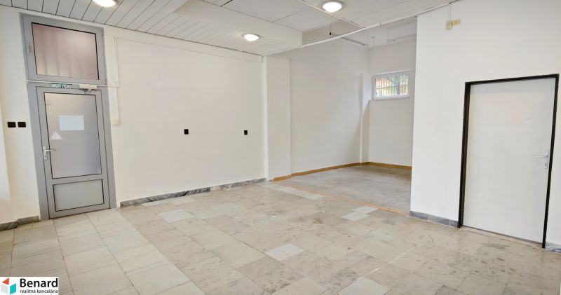 OBCHODNÝ PRIESTOR NA PRENÁJOM, 80 M2 - SABINOVSKÁ UL., PREŠOV - Interiér obchodných priestorov s bielymi stenami, dverami a dlažbou na podlahe.