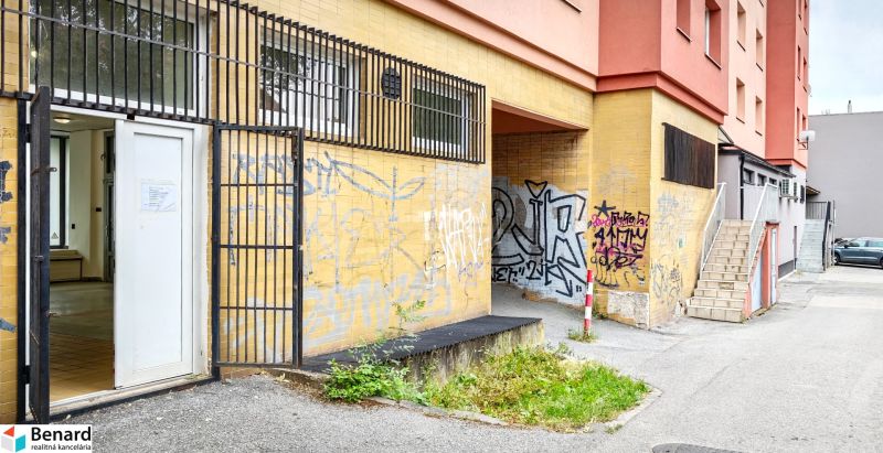 OBCHODNÝ PRIESTOR NA PRENÁJOM, 80 M2 - SABINOVSKÁ UL., PREŠOV - Exteriér obchodných priestorov na Sabinovskej ulici v Prešove s graffiti na stenách.