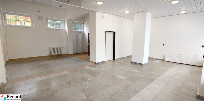 OBCHODNÝ PRIESTOR NA PRENÁJOM, 80 M2 - SABINOVSKÁ UL., PREŠOV - Voľné obchodné priestory s bielymi stenami a keramickou podlahou.