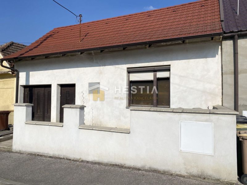 NA PREDAJ 3-izb. rodinný dom, slnečný pozemok, Senica – Kunov - Rodinný dom v Senici s bielou fasádou a červenou strechou.