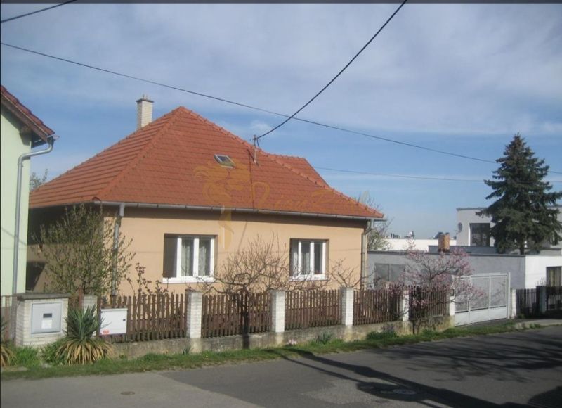 Rodinný dom v BA IV - Záhorská Bystrica, ul. Donská - Rodinný dom v Bratislave-Záhorskej Bystrici s červenou strechou a záhradou.