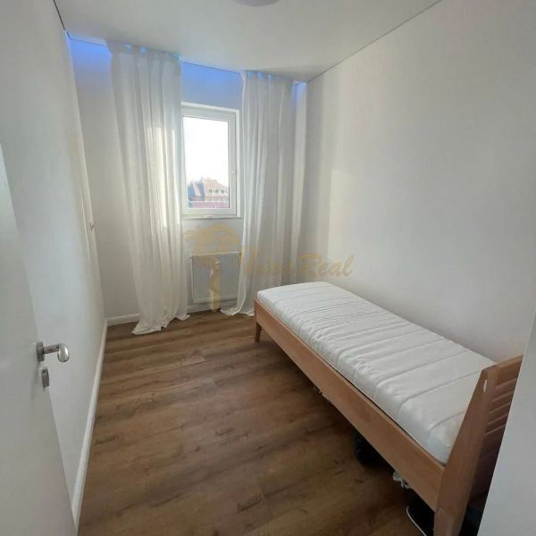 3-izb. byt v centre na Obchodnej ul., Staré Mesto - Izba v 3-izbovom byte s posteľou, oknom a podlahou s dreveným dekorom.