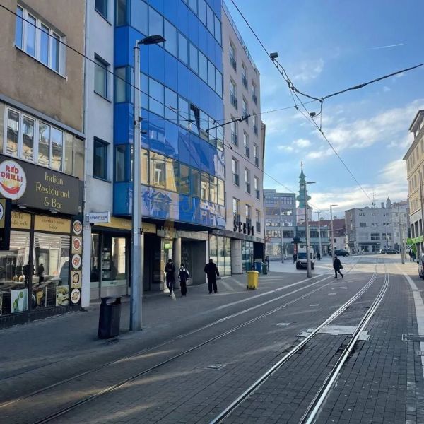 3-izb. byt v centre na Obchodnej ul., Staré Mesto - Ulica Obchodná v Bratislave, Staré Mesto s električkovými koľajnicami a okolnými budovami.