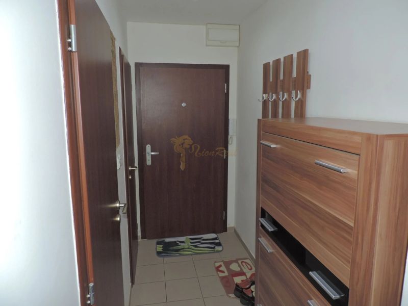 3-izb. byt na ul. J.Jonáša, Devínska Nová Ves - Chodba 3-izbového bytu s botníkom a vešiakom, dlaždicová podlaha, drevené dvere.