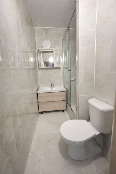 Na predaj Priestranný 2-izbový byt s balkónom v Šali  - Kúpeľňa v 2-izbovom byte s umývadlom, sprchovým kútom a toaletou.