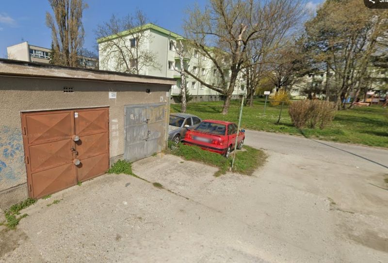 Garáž Skalická cesta, Nové Mesto - Garáže na Skalickej ceste v Bratislave - Novom Meste, autá v parkovacej zóne.