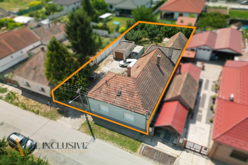 Na predaj 5-izb.rd vhodný na dvojgen. býv., Topoľníky - Rodinný dom v Topoľníkoch s označeným pozemkom a strechou z červených škridiel.