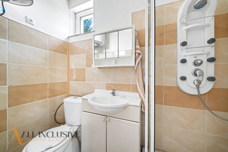 Na predaj 5-izb.rd vhodný na dvojgen. býv., Topoľníky - Kúpeľňa v rodinnom dome s klasickým WC, umývadlom a sprchovým kútom.