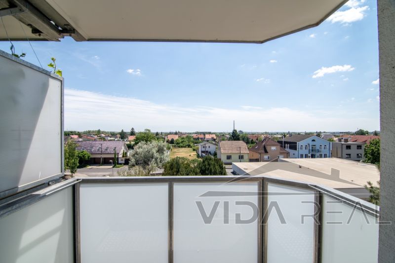 Priestranný 3-izbový byt | 72 m² + 9 m² loggia + 9 m² pivnica |  - Výhľad z balkóna 3-izbového bytu na Mierovej ulici v Pezinku.