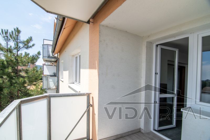 Priestranný 3-izbový byt | 72 m² + 9 m² loggia + 9 m² pivnica |  - Balkón 3-izbového bytu na Mierovej ulici v Pezinku, s výhľadom na zeleň.