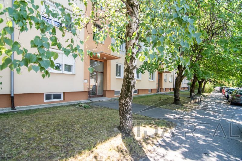 Priestranný 3-izbový byt | 72 m² + 9 m² loggia + 9 m² pivnica |  - Bytový dom na Mierovej ulici v Pezinku, kde je situovaný 3-izbový byt.