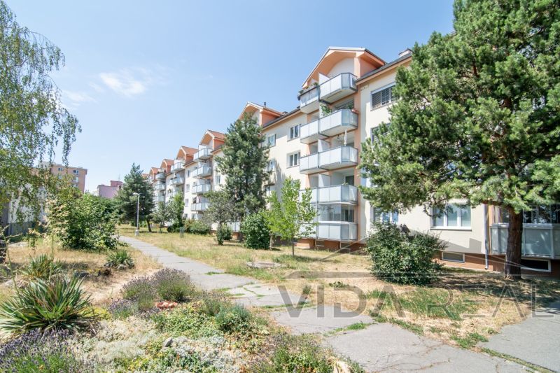 Priestranný 3-izbový byt | 72 m² + 9 m² loggia + 9 m² pivnica |  - Bytový dom na Mierovej ulici v Pezinku s 3-izbovým bytom a zeleňou.