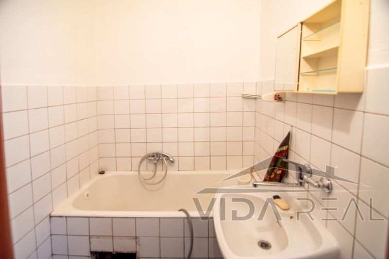 Priestranný 3-izbový byt | 72 m² + 9 m² loggia + 9 m² pivnica |  - Kúpeľňa s vaňou a umývadlom v 3-izbovom byte, obložená bielymi obkladačkami.