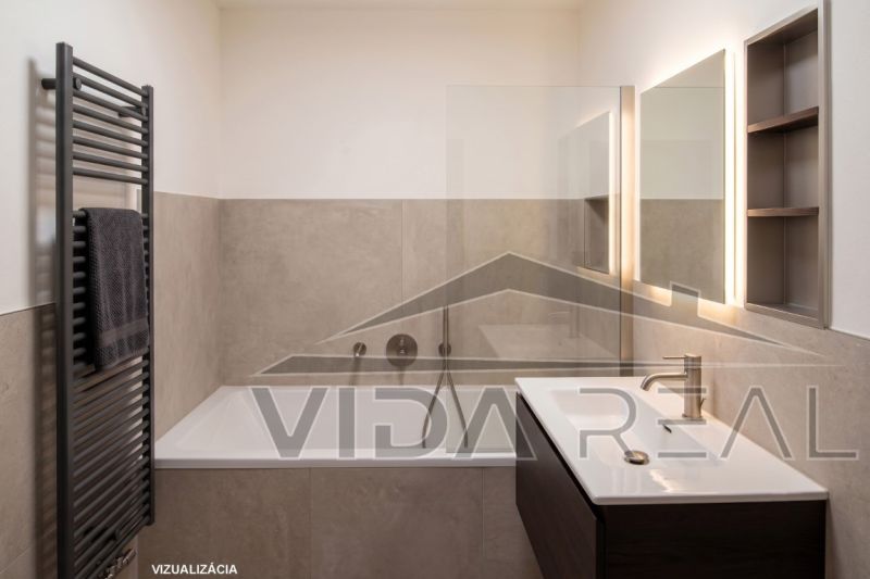 Priestranný 3-izbový byt | 72 m² + 9 m² loggia + 9 m² pivnica |  - Kúpeľňa v 3-izbovom byte s vaňou a zrkadlom s osvetlením.
