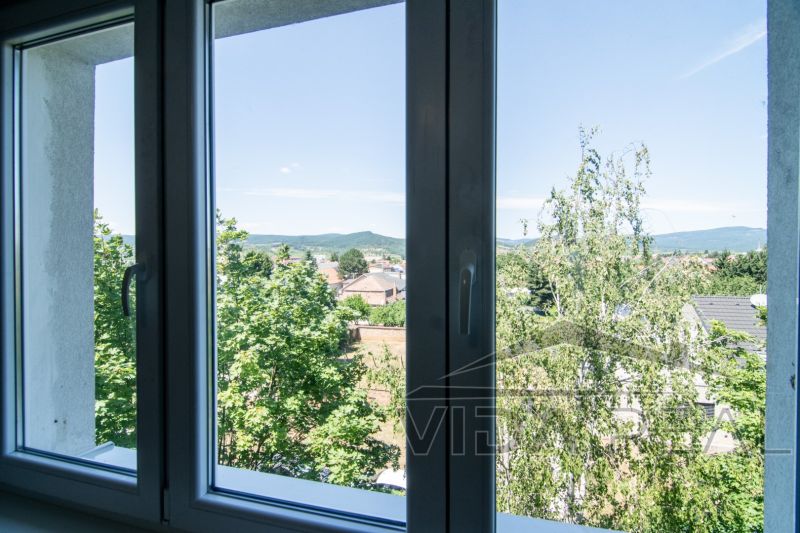 Priestranný 3-izbový byt | 72 m² + 9 m² loggia + 9 m² pivnica |  - Výhľad z okna 3-izbového bytu na Mierovej ulici v Pezinku.