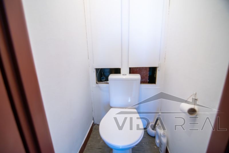 Priestranný 3-izbový byt | 72 m² + 9 m² loggia + 9 m² pivnica |  - Toaleta s bielymi stenami a podlahou s dreveným dekorom v 3-izbovom byte.