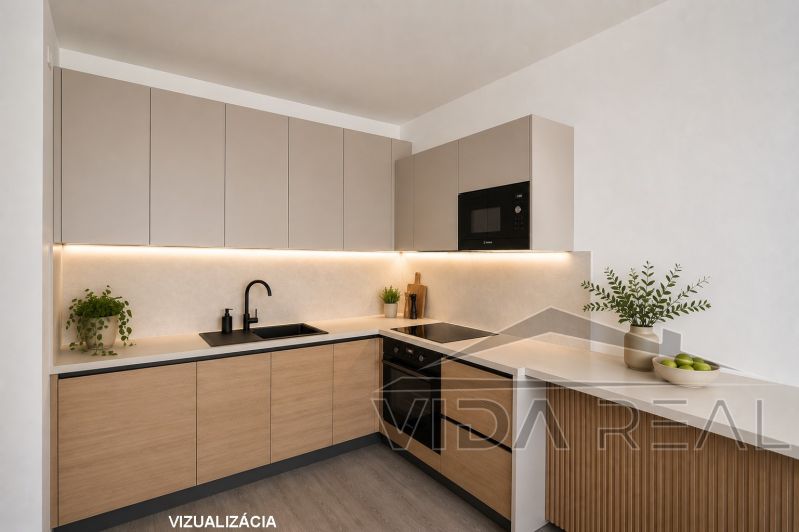 Priestranný 3-izbový byt | 72 m² + 9 m² loggia + 9 m² pivnica |  - Kuchyňa v 3-izbovom byte s pultom, rastlinami a podlahou s dreveným dekorom.