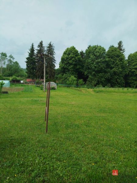 Garsónka - Záhrada pri Ľubotíne na ulici Na Rovni, obklopená zeleňou a vysokými stromami.