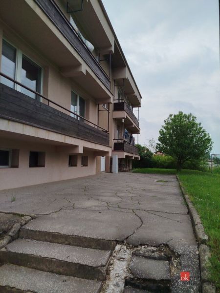 Garsónka - Bytový dom s balkónmi a chodníkom na ulici Na Rovni v Ľubotíne.