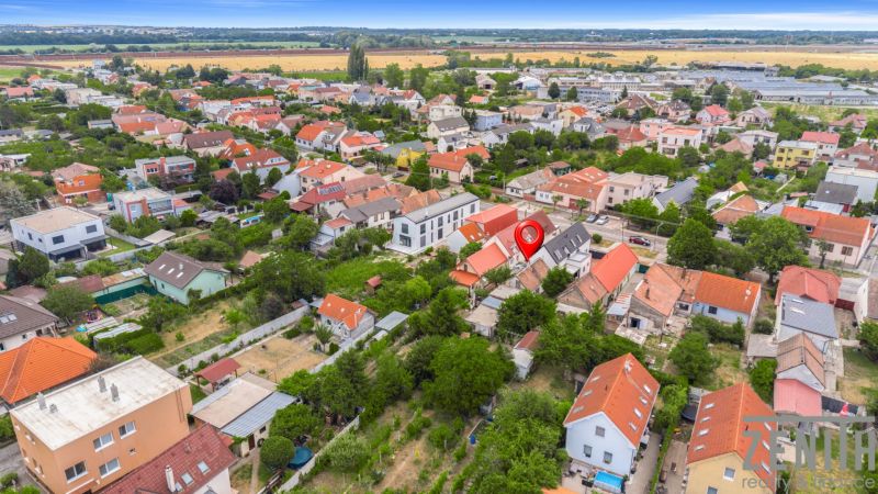 VAJNORY Bratislava -  Rodinný dom s veľkym potenciálom na predaj  - Pohľad na rodinný dom so záhradou na Roľníckej ulici v Bratislave - Vajnory.
