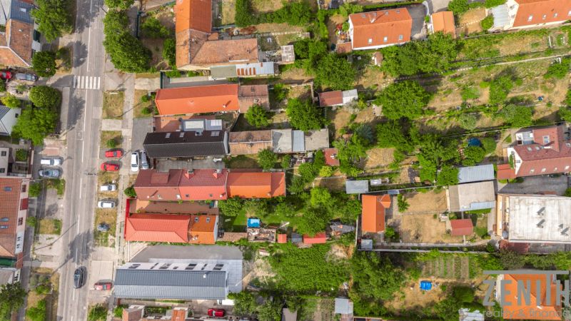 VAJNORY Bratislava -  Rodinný dom s veľkym potenciálom na predaj  - Letecký pohľad na rodinné domy, záhrady a ulicu Roľnícka v Bratislave - Vajnory.