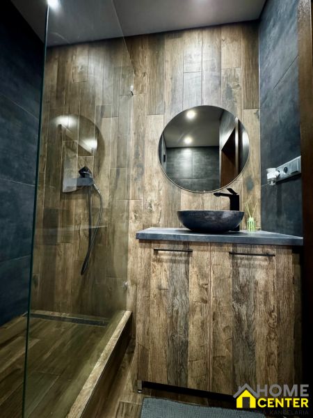 3-izbový byt | 79 m² | Komárno – sídlisko gen. Klapku - Kúpeľňa v 3-izbovom byte s podlahou a stenami s dreveným dekorom.