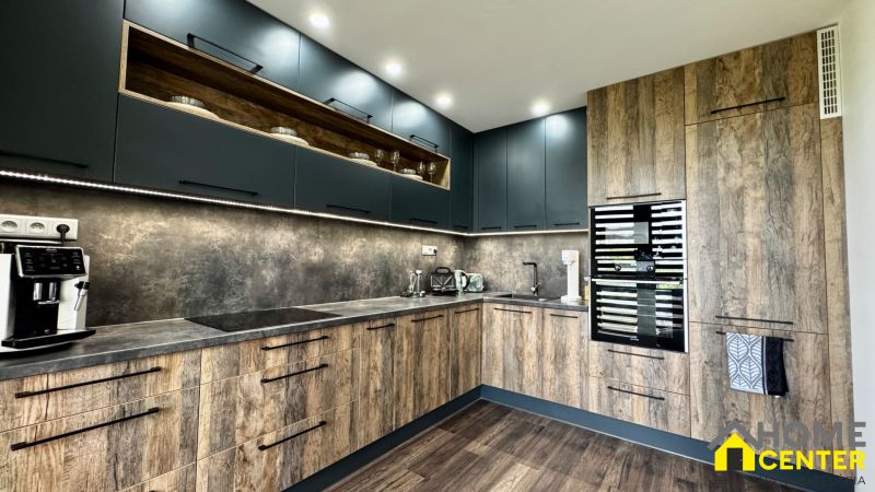 3-izbový byt | 79 m² | Komárno – sídlisko gen. Klapku - Kuchyňa v 3-izbovom byte s moderným nábytkom a podlahou s dreveným dekorom.
