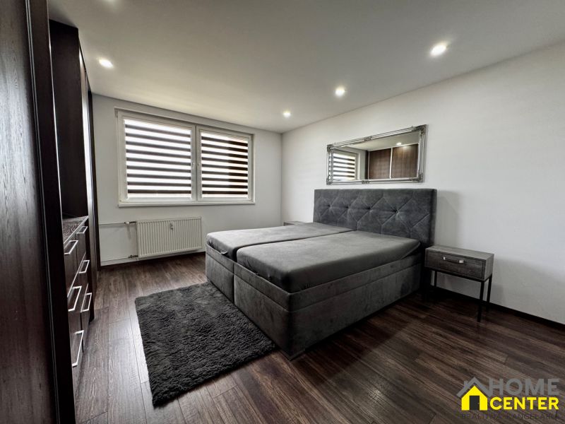 3-izbový byt | 79 m² | Komárno – sídlisko gen. Klapku - Spálňa v 3-izbovom byte s podlahou s dreveným dekorom a veľkou posteľou.