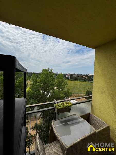 3-izbový byt | 79 m² | Komárno – sídlisko gen. Klapku - Balkón s výhľadom na zeleň v 3-izbovom byte na ulici gen. Klapku v Komárne.