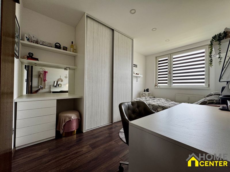 3-izbový byt | 79 m² | Komárno – sídlisko gen. Klapku - Interiér 3-izbového bytu s písacím stolom, vstavanou skriňou a posteľou, podlaha s dreveným dekorom.